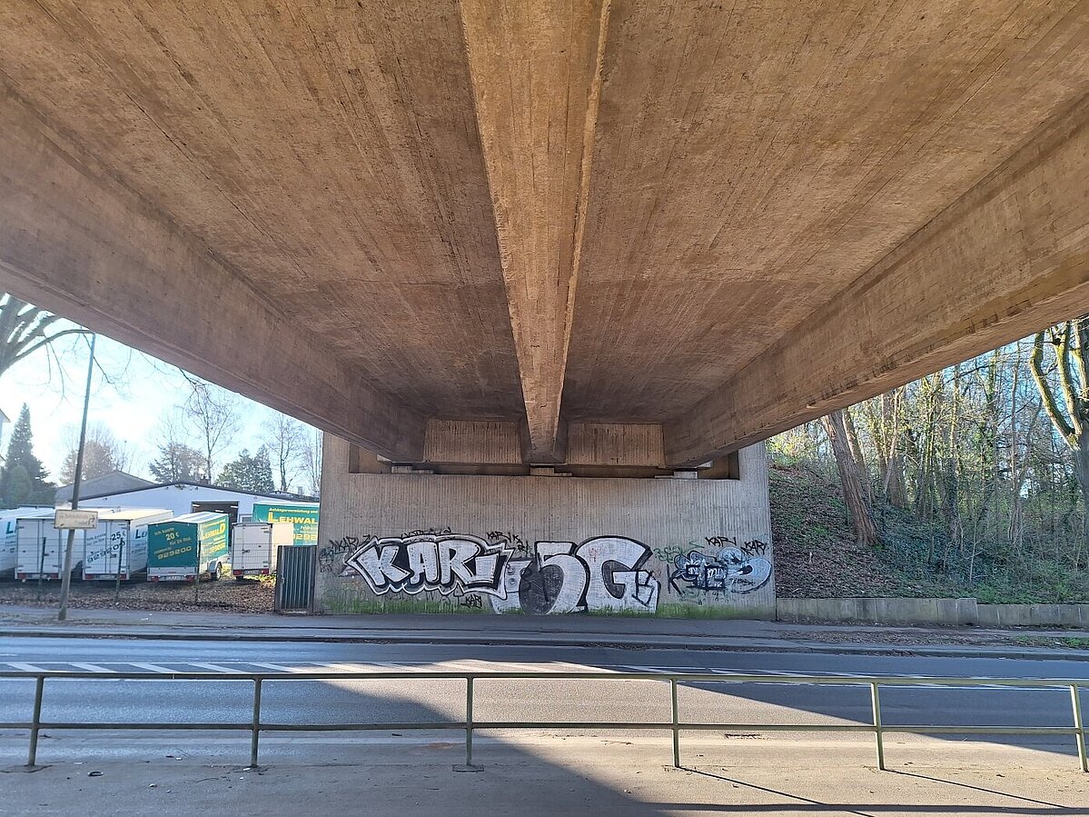 Betonbrücke von unten