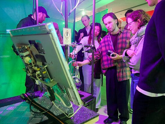 Besucher der Ausstellungen interagieren mit einem Exponat
