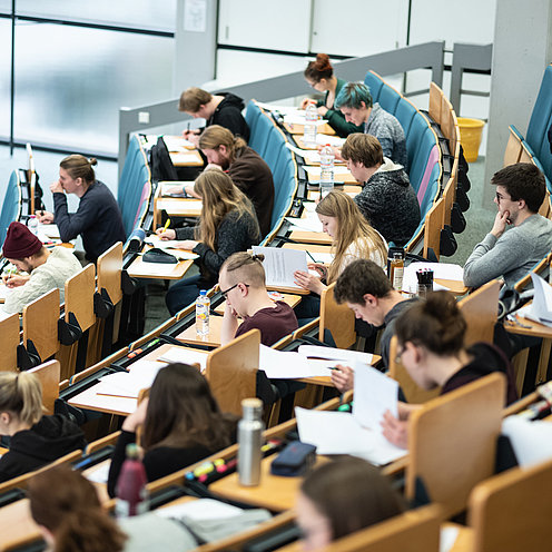 Studierende im Hoersaal Studierende im Hoersaal