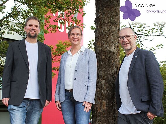Nachhaltigkeits-Team der TH OWL: Vizepräsidentin Prof'in Dr.-Ing. Yvonne-Christin Knepper Bartel mit den Nachhaltigkeits-Managern Christian Einsiedel (links) und Dr. Christoph Harrach (rechts)