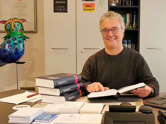 Prof. Dr. Manfred Pilgramm findet seinen Namen im Gelehrtenkalender
