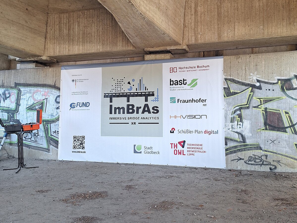 Schild mit Logos der Mitglieder des Forschungskonsortiums