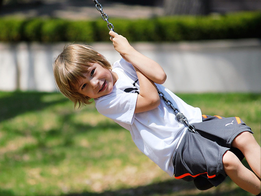 Kind auf einer Schaukel