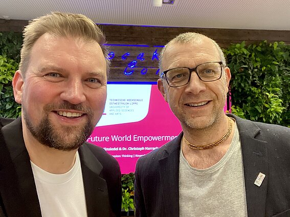 Christian Einsiedel und Dr. Christoph Harrach, Nachhaltigkeitsmanager der TH OWL und Dozenten im Future World Empowerment-Programm