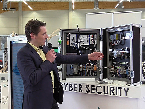 Professor Henning Trsek während der virtuellen Tour durch die SmartFactoryOWL.