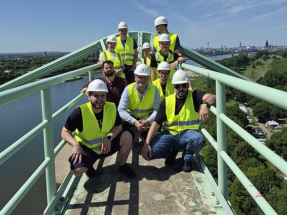 Gruppenfoto auf der Brücke