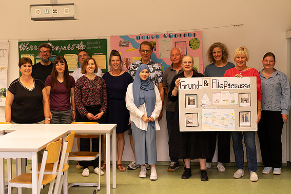 Gruppenfoto der Teilnehmer:innen des Netzwerktreffens „Schulen der Zukunft“ in der Realschule Lage.