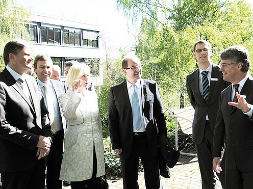 2014 Wanka Botanischer Garten Prof. Stefan Bochnig zeigt der Bundesministerin für Bildung und Forschung, Profesorin Johanna Wanka, den Botanischen Garten der Hochschule OWL