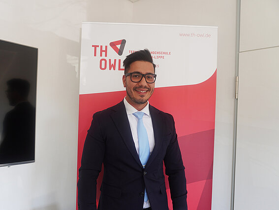 Foto: Ein Mann steht vor einem TH OWL Roll-Up