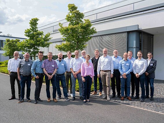 Foto: Eine Gruppe vor Menschen steht vor der Smart Factory in Lemgo.