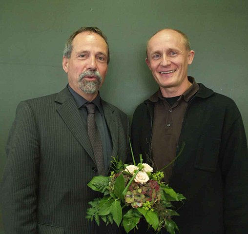 Grafik: Erster Gratulant des wiedergewählten Rektors Prof. Tilmann Fischer (l.) war der Vorsitzende des Senats-Wahlvorstandes, Prof. Ernst Thevis.