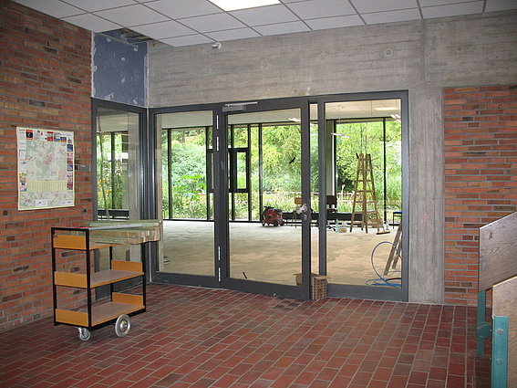 Blick in die Bibliothek durch den neuen Eingangsbereich