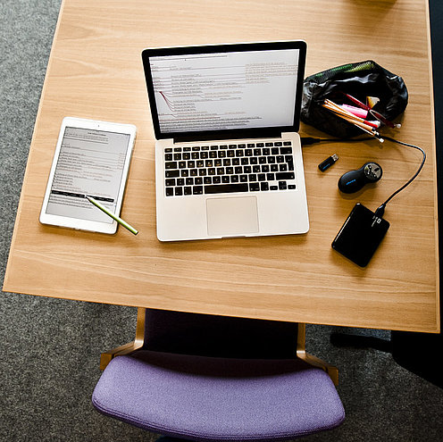 Ein mobiler Arbeitsplatz in der Bibliothek am Standort Detmold Ein mobiler Arbeitsplatz in der Bibliothek am Standort Detmold