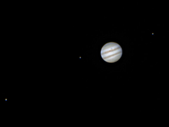 Jupiter mit den Monden Ganymed, Europa und Io. Aufgenommen in der Sternwarte der TH OWL am 20.09.2023