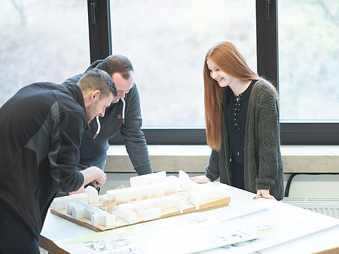 TH_OWL_2019_73_Studierende_am_Modell Studierende am Modell