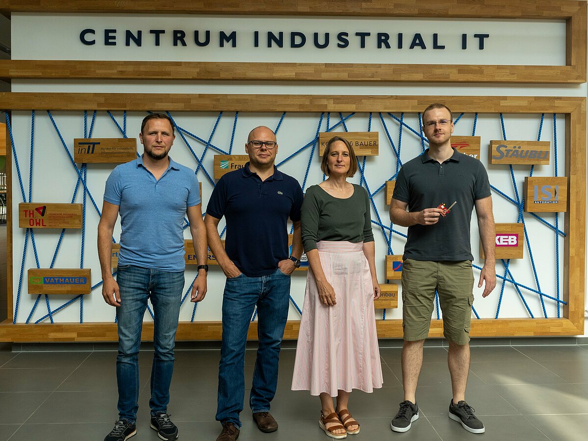 From left to right: Sergej Roth (Head of Technical Operations Service in the Building Management Department of TH OWL), Anja Moldehn (Management and Technology Management at CIIT), Dr Lukasz Wisniewski (Head of the TwinAIR project and Head of the Computer Networks working group with a focus on industrial communication as well as a member of the Board of Directors at inIT) and Maxim Friesen (research assistant in the TwinAIR project and at inIT).