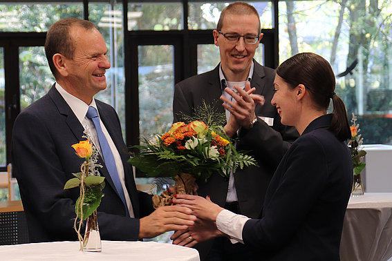 Feierliche Übergabe des Blumenstraußes an die Projektleiterin des S(kim) Elli Warkentin