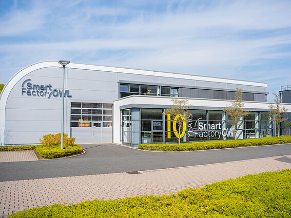 Foto: Außenansicht der SmartFactoryOWL von der Campussalle in Lemgo aus. Große Aufkleber an den Festern weisen auf das zehnjährige Bestehen hin.