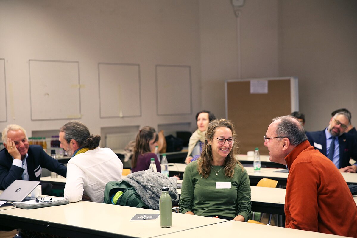 Networking: Teilnehmer:innen tauschen sich in Zweiergruppen aus. Foto: THWS/Patrick Daratha.
