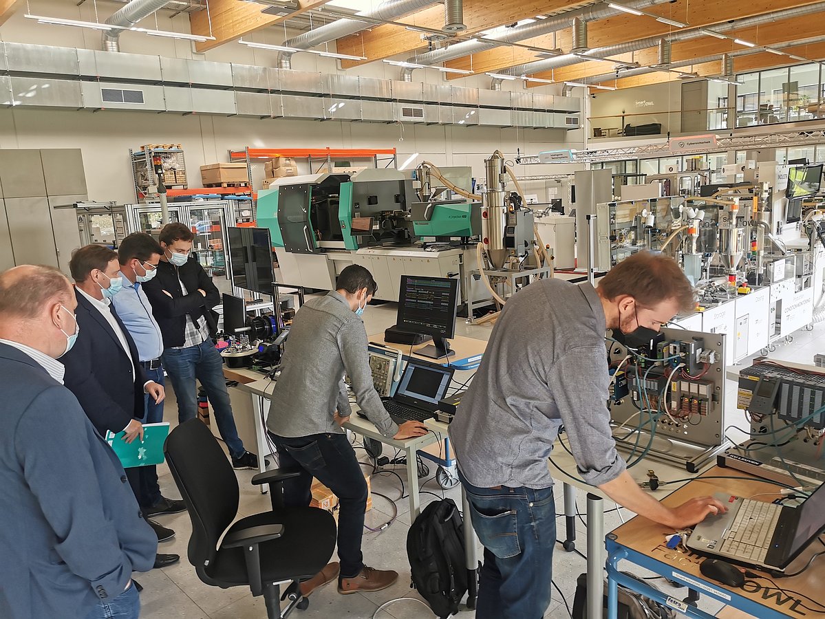 CINI4.0: Konvergente Netzwerkarchitektur für die Industrie 4.0. Mitarbeiter bei der Arbeit. Zwei Mitarbeiter des Projekts arbeiten an ihren Computern.