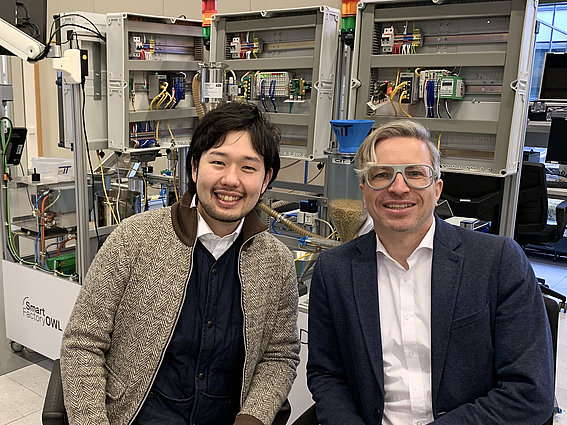 Dr. Yutaro Nemoto und Prof. Carsten Röcker (v.l.) in der SmartFactoryOWL