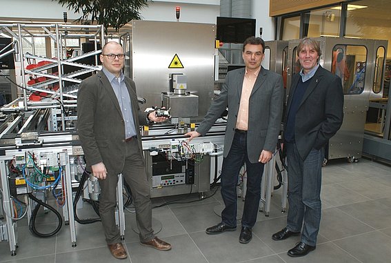 Freuen sich über die Förderung für das Forschungsprojekt "AnyPLACE": Lukas Wisniewski, Professor Jürgen Jasperneite und Dr. Klaus Schafmeister.