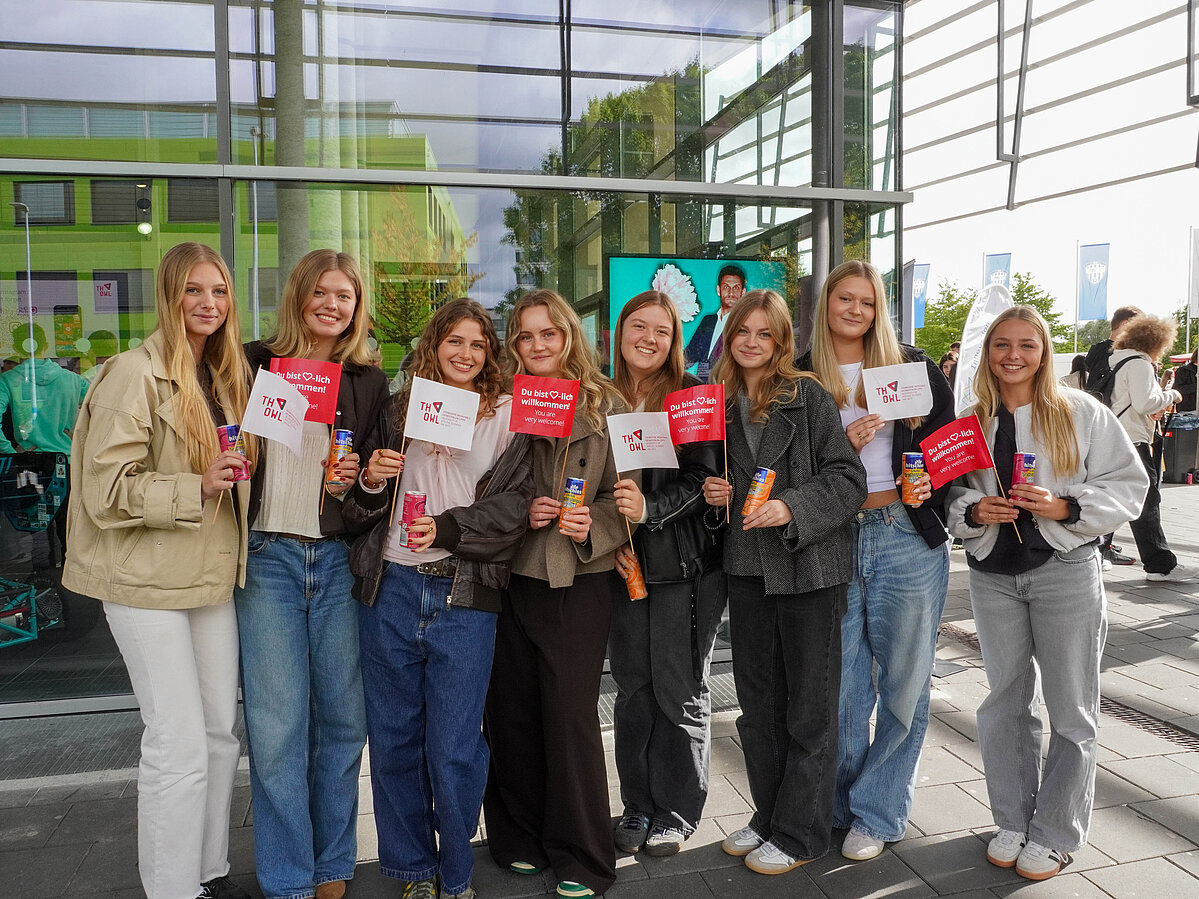 [Translate to Englisch:] Eine Gruppe junger Studentinnen freut sich auf ihren Start ins Studium an TH OWL.