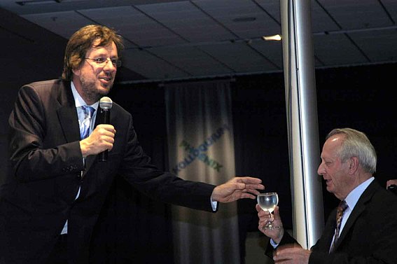 Klaus Eisert (r.) reicht Referent Jörg Kachelmann ein Glas Wasser, denn heiß war es im Kongress-Saal.