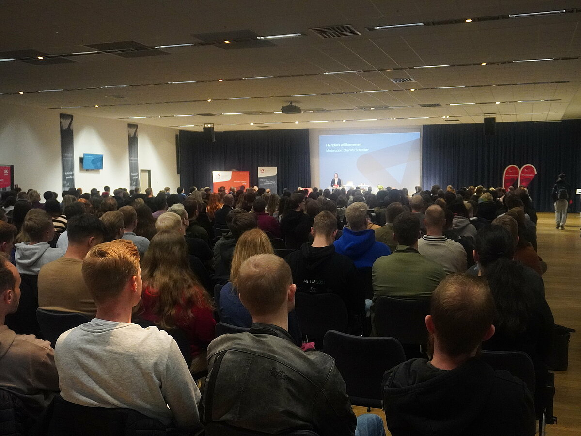 Studierende bei der Erstsemesterbegrüßung in Lemgo