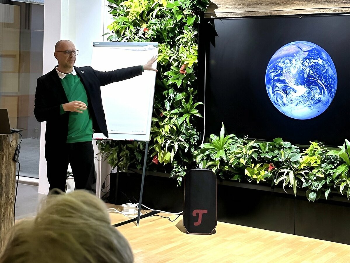 Dr. Christoph Harrach beim Vortrag