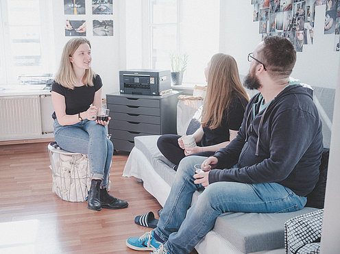 Studierende_beim_Gespraech_in_WG Studierende_beim_Gespraech_in_WG