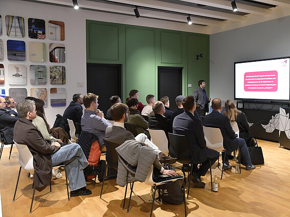 Foto: Gäste folgen einem Vortrag in der Startup Lounge auf dem BildungsCampus Herford.