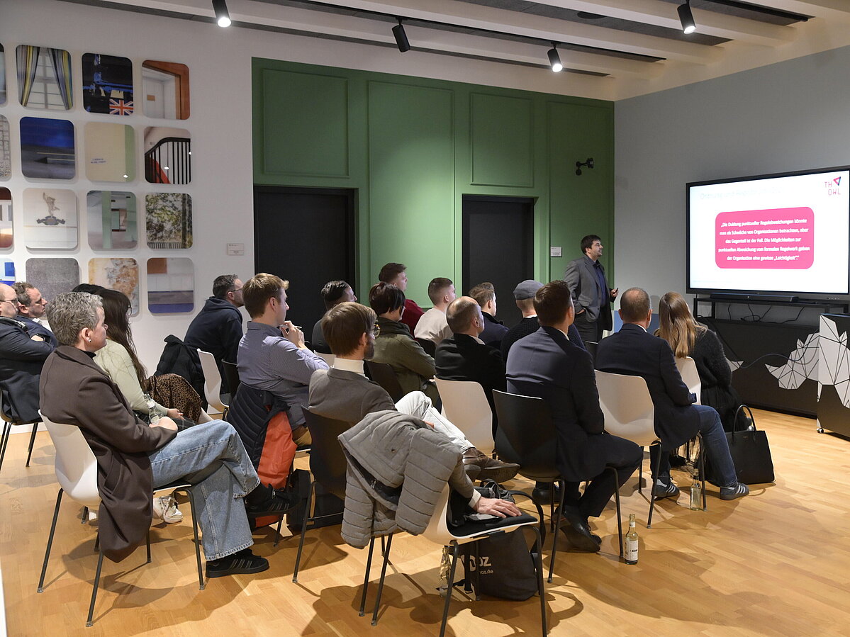 Foto: Gäste folgen einem Vortrag in der Startup Lounge auf dem BildungsCampus Herford.