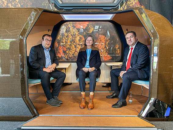 MONOCAB OWL: Minister Oliver Krischer, REGIONALE-Leitung Annette Nothnagel, Landrat Dr. Axel Lehmann im Design Mockup.