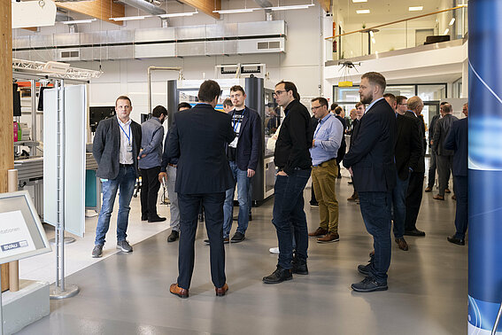Die Teilnehmer der Konferenz "Kommunikation in der Automation (KommA) lernten auch den Innovation Campus Lemgo kennen. Das Foto zeigt den Besuch der Smart Factory. Foto: TH OWL