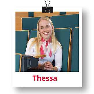 Polaroidfoto von Thessa sitzend in einem Hörsaal.