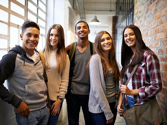 Gruppenbild mit fünf Studierenden 
