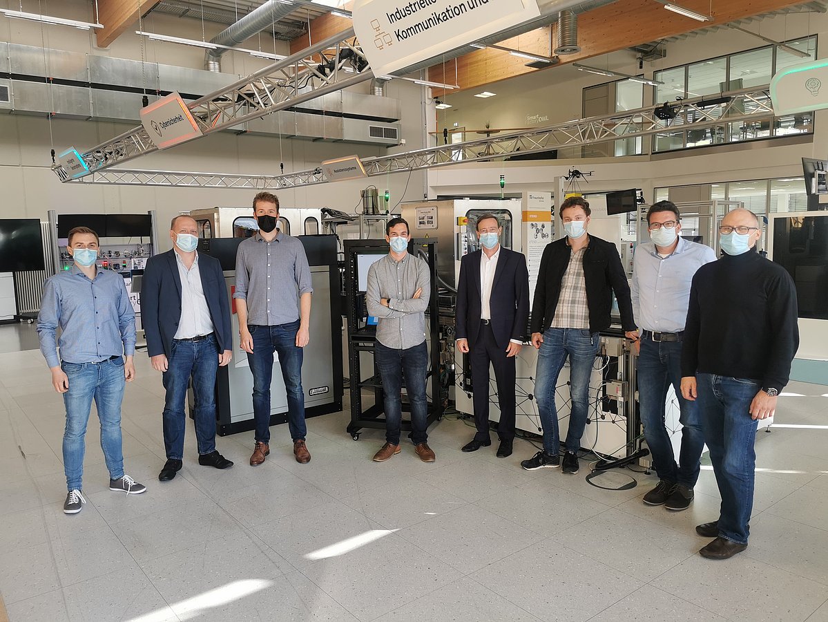 CINI4.0: Konvergente Netzwerkarchitektur für die Industrie 4.0 Gruppenfoto Die Projektbeteiligten stehen aufgereit in der SmartFactoryOWL