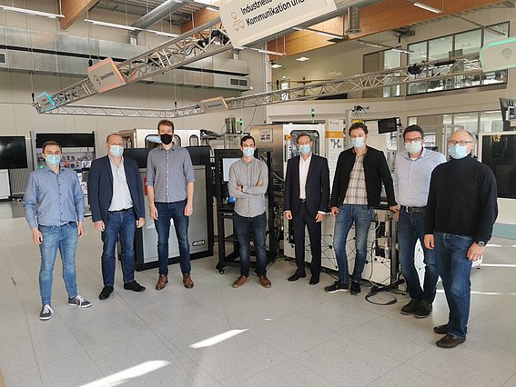 CINI4.0: Konvergente Netzwerkarchitektur für die Industrie 4.0 Gruppenfoto Die Projektbeteiligten stehen aufgereit in der SmartFactoryOWL
