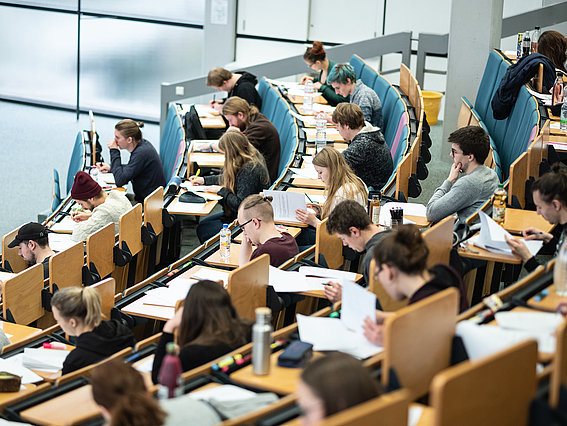 Audimax mit Studierenden am Innovation Campus in Lemgo