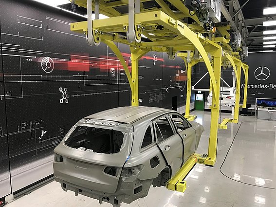 Elektrohängebahn Test-Anlage - (Bild: Mercedes-Benz AG)