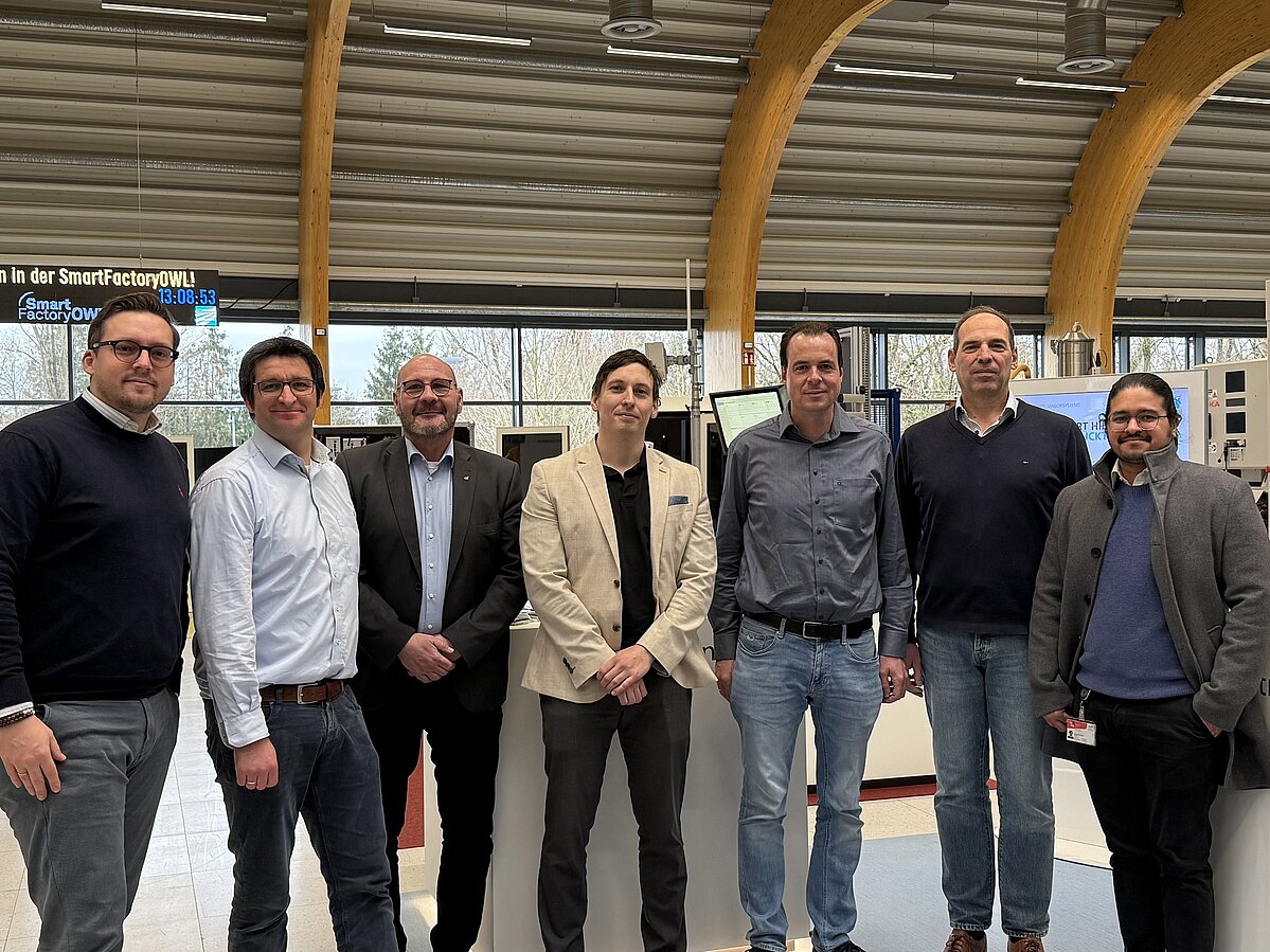 Intelligente Prothese soll Gehen sicherer machen: Forschungsprojekt iProt gestartet Foto: Sechs Männer stehen nebeneinander in einer Reihe in der SmartFactoryOWL in Lemgo..