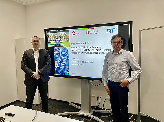 Maxim Friesen (li.) und Prüfer Professor Dr. Jürgen Jasperneite (re.). Zugeschaltet aus den USA: Zweitprüfer Professor Dr. Jie Wang.