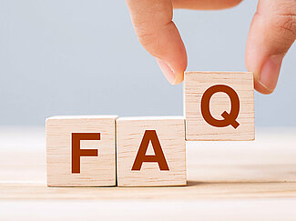 Holzwürfel beschriftet mit den Buchstaben FAQ