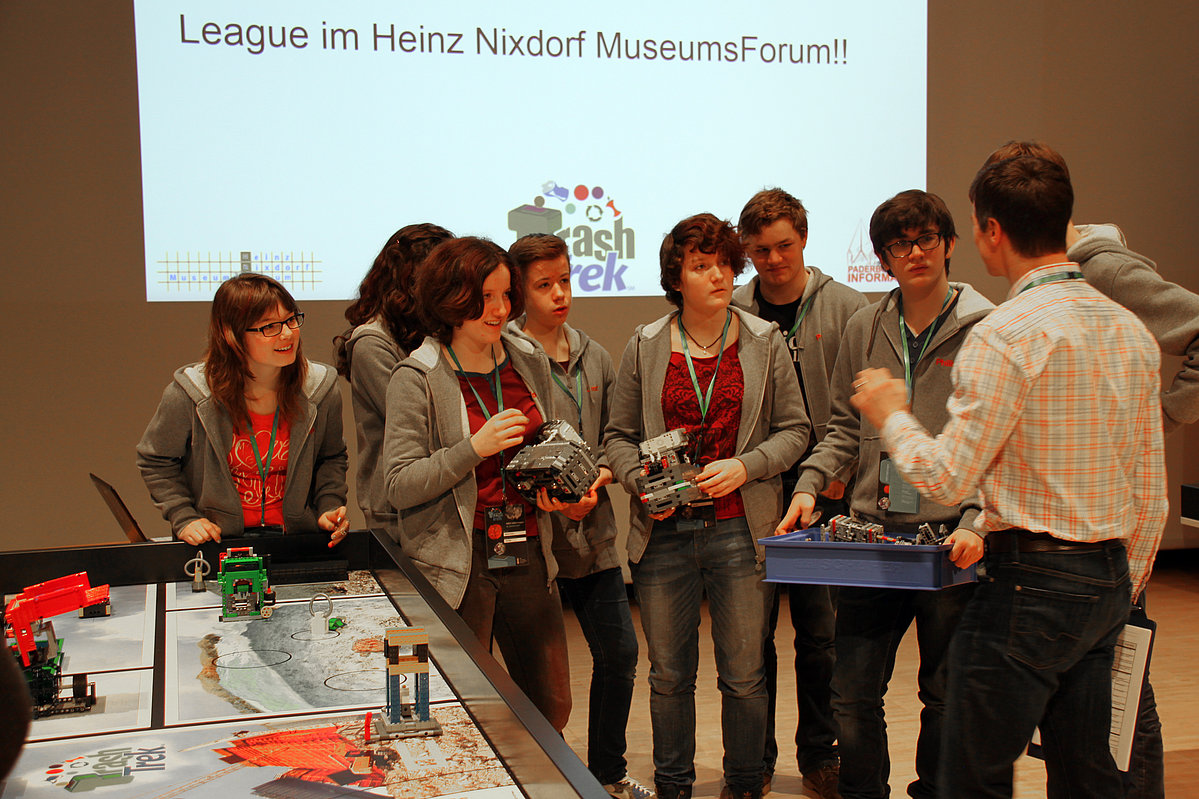 Das Team der Hochschule OWL beim Gespräch mit dem Juror in der Kategorie "Robot Design".