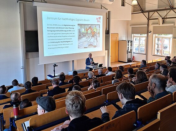 Im Hörsaal. Professor Nolte begrüßt die Teilnehmenden.