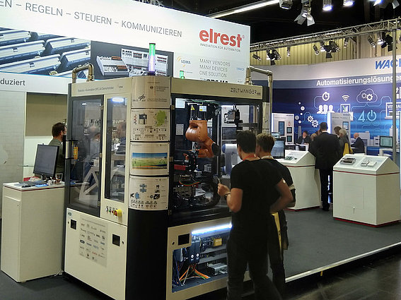 Bildunterschrift: Lockte viele Besucher an: Der OPC UA Demonstrator auf dem Stand des Projektpartners elrest