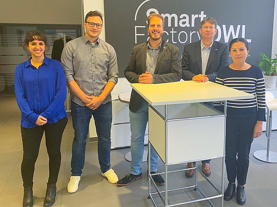 Nissrin Perez (SmartFactoryOWL), Anton Pfeifer (inIT), Alexander Dicks (inIT), Prof. Volker Lohweg (inIT), Prof. Helene Dörksen (inIT) (v.l.n.r.)