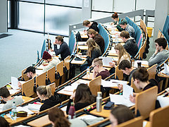 Studierende im Audimax während der Vorlesung