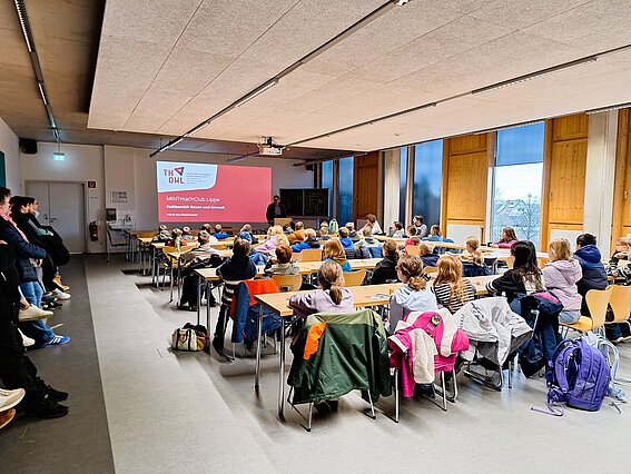 Foto: Eine Gruppe Schulkinder lauscht in einem Hörsaal der TH OWL in Detmold einer Vorlesung.
